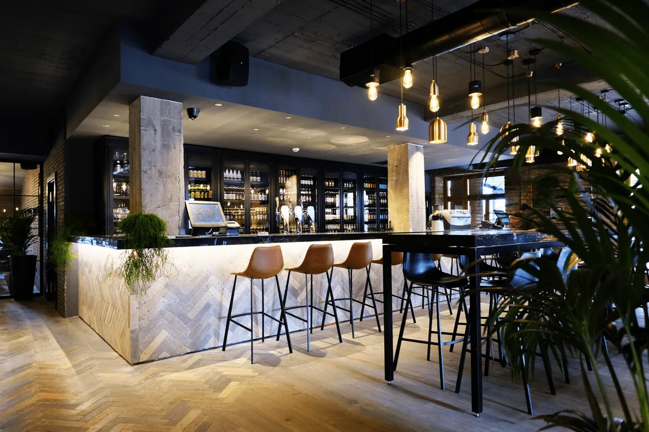 Bar i sjedeca zona restorana Batak Kajzerica
