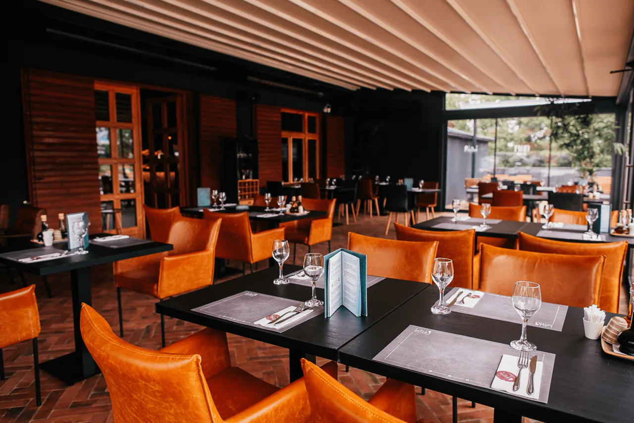 Stolovi i topli interijer restorana Batak Kajzerica